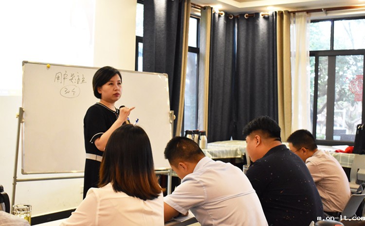 员工与老师互动.jpg
