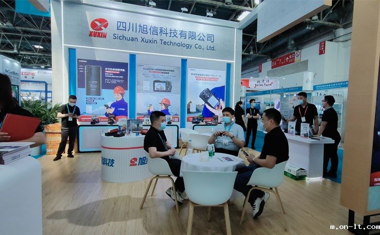 5-工程师与客户朋友交流.jpg 5-工程师与客户朋友交流.jpg