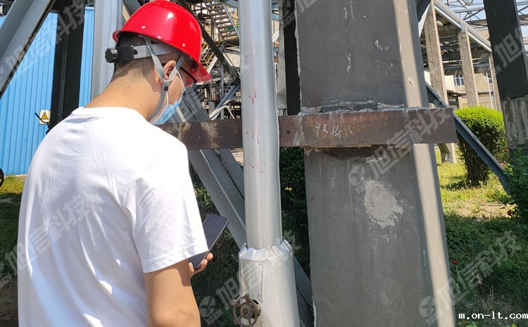 01-化工厂使用X11防爆手机.jpg 01-化工厂使用X11防爆手机.jpg
